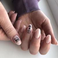 manicura femenina con gato.manos de una mujer con manicura de gato en las uñas foto