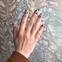 manicura femenina con diseño de leopardo foto