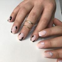 manicura femenina con diseño de leopardo foto