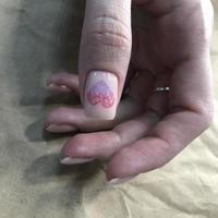 manicura con diseño de corazón... manos de una mujer con manicura blanca en las uñas foto