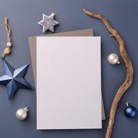 maqueta de tarjeta de felicitación de navidad en estilo minimalista foto
