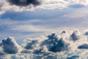 cúmulos retroiluminados brumosos distantes y nubes de plumas cerca del horizonte tiro de teleobjetivo de primer plano con efecto polarizador. foto