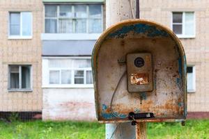 antiguo poste telefónico urbano con cable público ruso - inútil abandonado y roto. foto