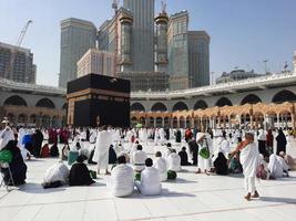 la meca, arabia saudita, octubre de 2022 - peregrinos de todo el mundo están realizando tawaf en masjid al haram en la meca. foto
