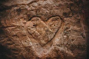 mensaje romántico en forma de corazón tallado en piedra arenisca foto