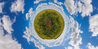 Proyección de pequeño planeta de panorama esférico de 360 grados del campo de colza de colza amarilla en flor del día de verano foto