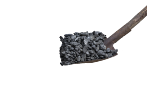 carbón negro en una pala sobre un fondo aislado transparente. png. crisis de energía. png