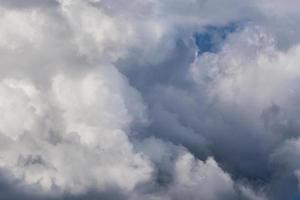paisaje nublado de primer plano de tormenta entrante a la luz del día de marzo en europa continental. capturado con teleobjetivo de 200 mm foto