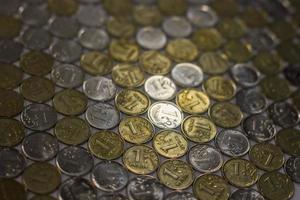 un fondo de primer plano oscuro de monedas de rublo con enfoque selectivo foto