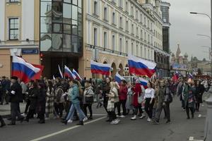 Moscú, Rusia. 09 30 2022 personas con banderas rusas en moscú. la gente va a la manifestación del gobierno. foto