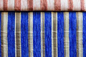 textura de primer plano de tela de tapicería tejida sintética a rayas azules