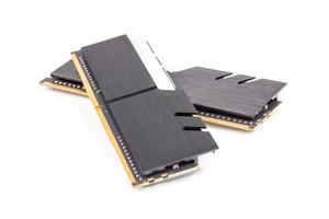 un par de módulos de memoria ram ddr4 dimm pc con elegantes disipadores de calor negros, aislados en blanco con enfoque selectivo foto