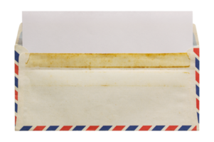 ouvrir l'ancienne enveloppe de poste aérienne avec une lettre vierge isolée avec un tracé de détourage pour la maquette png