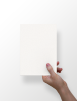mão segurando uma folha de papel branco a5 em fundo transparente png