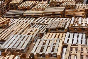 fondo de fotograma completo de pilas de paletas de madera usadas - vista en perspectiva desde arriba foto