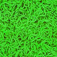 Fideos instantáneos sin cocer textura fluida en color verde ovni foto