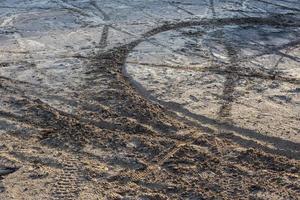 arena seca y suelo de barro con muchas pistas para bicicletas de suciedad a la luz del día foto