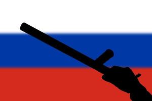 mano con silueta de palo de goma tonfa policial y bandera rusa borrosa en el fondo foto