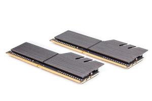 un par de módulos de memoria ram ddr4 dimm pc con elegantes disipadores de calor negros, aislados en blanco con enfoque selectivo foto