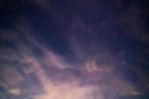 cielo estrellado natural y fondo de nubes borrosas en movimiento sin montaje foto