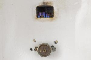 encendió el viejo calentador de agua de gas ruso foto