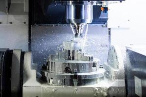 fresado húmedo industrial en máquina cnc de 5 ejes con flujo de refrigerante bajo presión foto