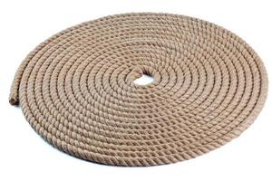 Bobina plana en espiral de cuerda de arpillera de yute natural cable trenzado trenzado aislado sobre fondo blanco. foto