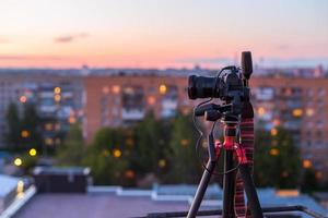 Pro dslr en trípode en sesión de fotos de techo de noche