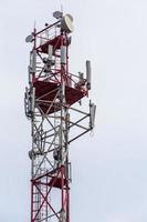 3g, 4g, 5g, primer plano de la torre de telecomunicaciones inalámbrica y de telefonía celular en el fondo del cielo nublado foto