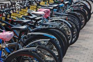 tula, rusia 2 de agosto de 2021 fila de muchas bicicletas en el estacionamiento público de bicicletas al aire libre bajo la luz del día de verano. foto