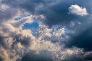 Nubes de primer plano de tormenta destrozadas entrantes a la luz del día de marzo en Europa continental foto