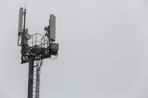 comunicación y gsm, wcdma, hspda y otros estándares 3g, 4g torre de primer plano en tiempo nublado foto