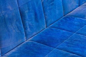 Superficie de sofá azul polvoriento con huellas de palmeras cerradas con enfoque selectivo foto