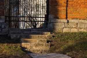 escaleras al wicket en la valla de ladrillo de la mansión foto