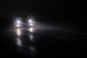 auto deportivo bmw solo en la carretera nublada de la noche vacía foto