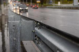 Tornillos y tuercas atornillados en la barandilla de la carretera foto