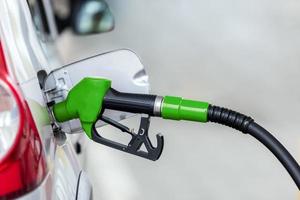 repostaje de coches plateados en la gasolinera, el concepto de energía de combustible foto