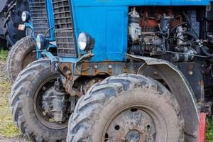 vista de tractores bielorrusos azules, ruedas y compartimentos de motores diésel abiertos foto