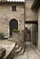 antiguo pueblo de macerino en las montañas de umbría foto