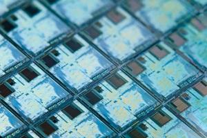 oblea de silicio con microchips utilizados en electrónica para la fabricación de circuitos integrados. fondo macro de alta tecnología de fotograma completo. foto