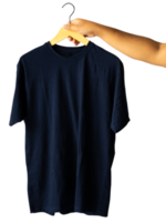 hand- Holding duidelijk t-shirt hanger voor mockups sjabloon met vol terug visie in geïsoleerd achtergrond png