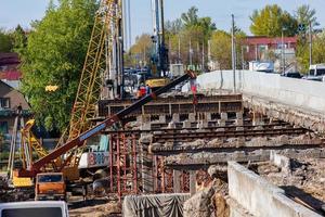 proceso de reconstrucción del puente en el día de verano en tula, rusia foto