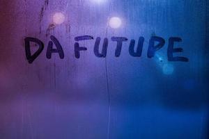 palabras da futuro escritas a mano en la superficie de vidrio de la ventana de niebla nocturna foto