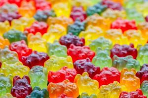 fondo de fotograma completo de coloridos osos de gelatina colocados de cerca sobre una superficie plana foto