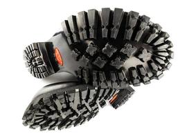 primer plano vista ultra gran angular de botas nuevas mini orejetas suela de goma negra con 120 más grado de resistencia al aceite, aislado en blanco foto