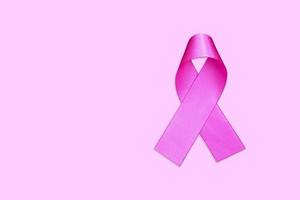 cinta rosa aislada, símbolo de la campaña de concientización sobre el cáncer de mama femenino en octubre, con senderos recortados. foto