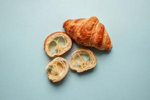 sabroso croissant para el desayuno o brunch, comida francesa foto