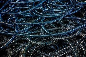 Fondo industrial de fotograma completo de primer plano de viruta de acero azul rizado largo foto