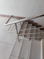 diseño moderno de pasamanos de tubos de acero inoxidable y escalera de baldosas de cerámica en un edificio público abstracto foto