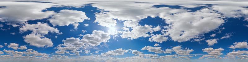 vista de ángulo de 360 grados sin costuras cielo azul con nubes con cenit en proyección equirectangular - mitad superior de la esfera foto
